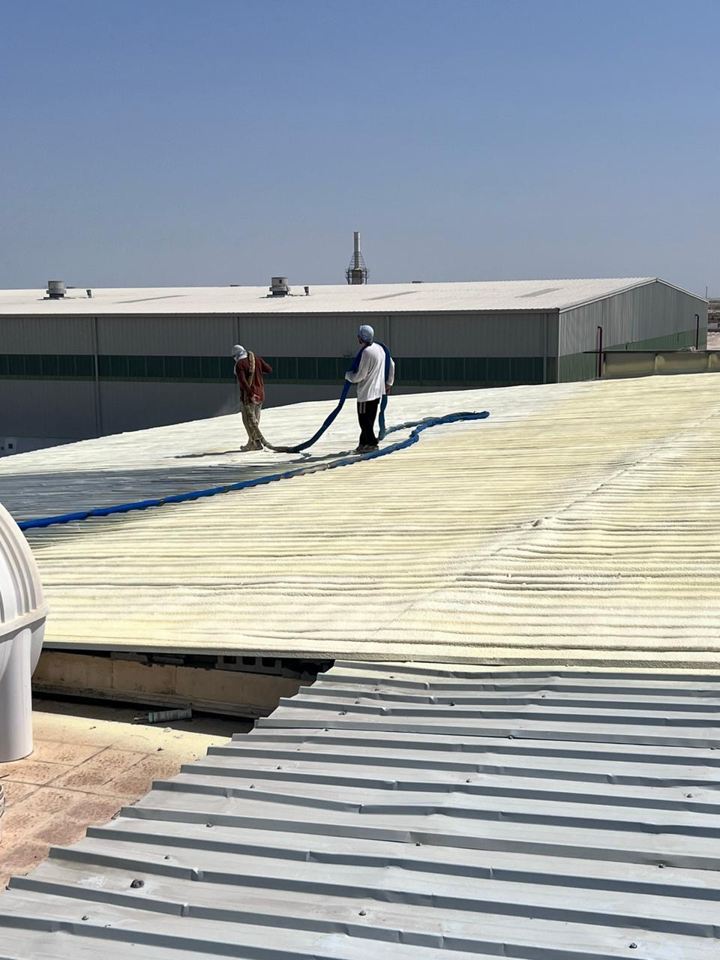 تطبيق مواد العزل فوق سطح منشأة